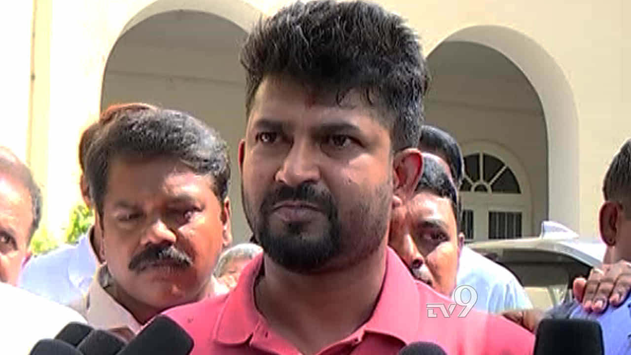 ದೇವಸ್ಥಾನಗಳ ತೆರವಿಗೆ ಸಂಸದ ಪ್ರತಾಪ್ ಸಿಂಹ ತೀವ್ರ ಆಕ್ರೋಶ; ಅನಧಿಕೃತ ಮಸೀದಿ ನಿರ್ಮಾಣ ತಪ್ಪು ಅನ್ನಿಸಲ್ವಾ? ಎಂದು ಪ್ರಶ್ನೆ ದೇವಸ್ಥಾನಗಳ ತೆರವಿಗೆ ಸಂಸದ ಪ್ರತಾಪ್ ಸಿಂಹ ತೀವ್ರ ಆಕ್ರೋಶ; ಅನಧಿಕೃತ ಮಸೀದಿ ನಿರ್ಮಾಣ ತಪ್ಪು ಅನ್ನಿಸಲ್ವಾ? ಎಂದು ಪ್ರಶ್ನೆ