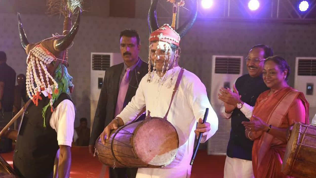 ಆದಿವಾಸಿ ವೇಷ ತೊಟ್ಟು, ಡ್ಯಾನ್ಸ್ ಮಾಡಿದ ರಾಹುಲ್ ಆದಿವಾಸಿ ವೇಷ ತೊಟ್ಟು, ಡ್ಯಾನ್ಸ್ ಮಾಡಿದ ರಾಹುಲ್