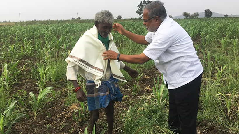 ರೈತ ದಿನ: ಜಮೀನಿನಲ್ಲಿ ಕೆಲ್ಸ ಮಾಡ್ತಿದ್ದ ಅನ್ನದಾತನ ಸನ್ಮಾನಿಸಿ, ಕಾಲಿಗೆ ನಮಿಸಿದ ಸಚಿವ