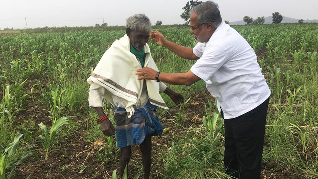 ರೈತ ದಿನ: ಜಮೀನಿನಲ್ಲಿ ಕೆಲ್ಸ ಮಾಡ್ತಿದ್ದ ಅನ್ನದಾತನ ಸನ್ಮಾನಿಸಿ, ಕಾಲಿಗೆ ನಮಿಸಿದ ಸಚಿವ