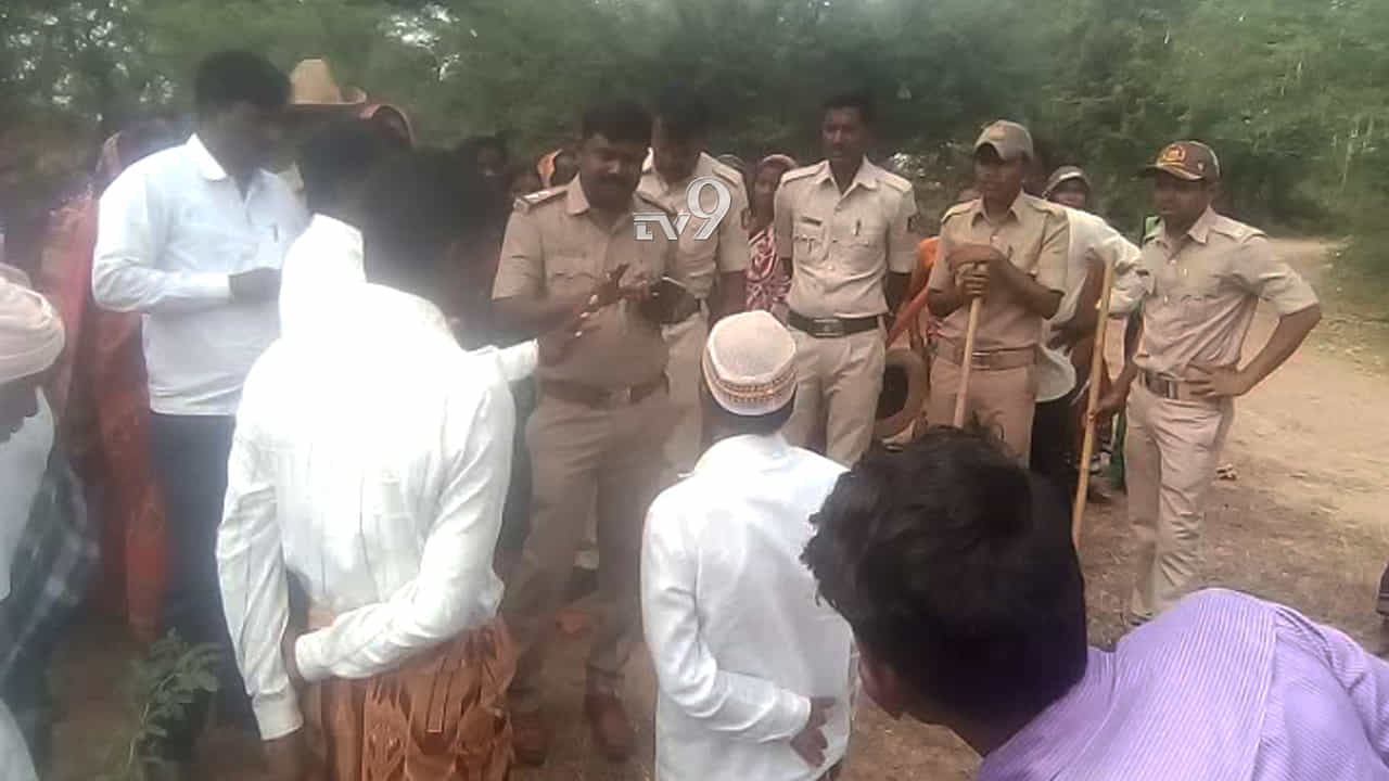 ಸ್ಮಶಾನದಲ್ಲಿ ಅಂತ್ಯಕ್ರಿಯೆಗೆ ಅವಕಾಶ ಕೊಡದ ಪೊಲೀಸರು, ಮುಂದೇನಾಯ್ತು? ಸ್ಮಶಾನದಲ್ಲಿ ಅಂತ್ಯಕ್ರಿಯೆಗೆ ಅವಕಾಶ ಕೊಡದ ಪೊಲೀಸರು, ಮುಂದೇನಾಯ್ತು?