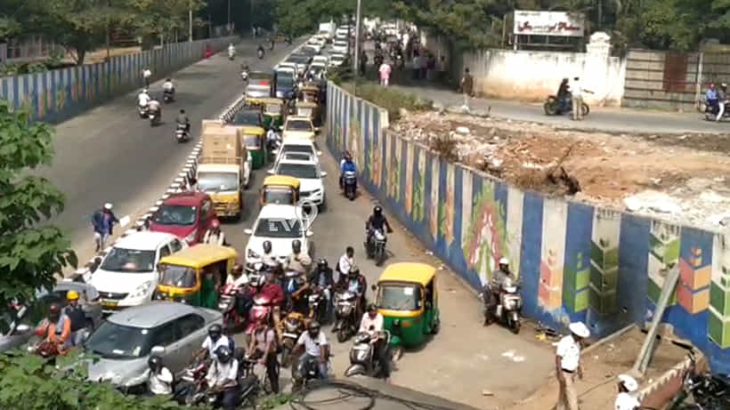 ಕಾಂಗ್ರೆಸ್ನಿಂದ ರಾಜಭವನ ಚಲೋ.. ಟ್ರಾಫಿಕ್ ಜಾಮ್ ಸಮಸ್ಯೆ, ಪೊಲೀಸರಿಂದ ಪರ್ಯಾಯ ಮಾರ್ಗ