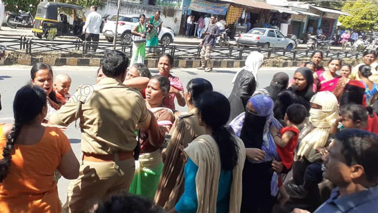 ಸ್ತ್ರೀಯರ ಜಗಳ ಬಿಡಿಸಲು ಹೋದ ಮಹಿಳಾ ಪೇದೆ ಮೇಲೆಯೇ ಹಲ್ಲೆ ಸ್ತ್ರೀಯರ ಜಗಳ ಬಿಡಿಸಲು ಹೋದ ಮಹಿಳಾ ಪೇದೆ ಮೇಲೆಯೇ ಹಲ್ಲೆ