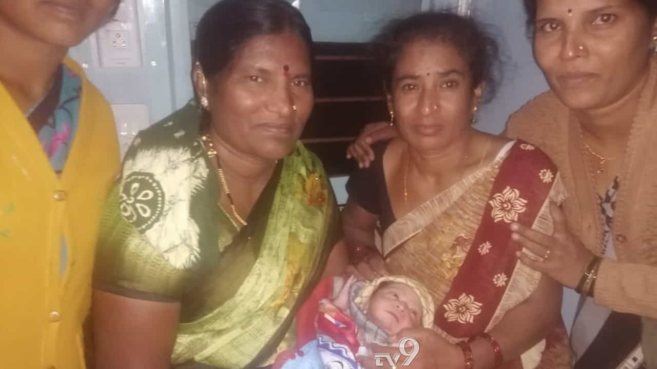 ರೈಲಿನಲ್ಲೇ ಡೆಲಿವರಿ, ಹೆರಿಗೆ ಮಾಡಿಸಿದ ಅಂಗನವಾಡಿ ಕಾರ್ಯಕರ್ತೆಯರು ರೈಲಿನಲ್ಲೇ ಡೆಲಿವರಿ, ಹೆರಿಗೆ ಮಾಡಿಸಿದ ಅಂಗನವಾಡಿ ಕಾರ್ಯಕರ್ತೆಯರು
