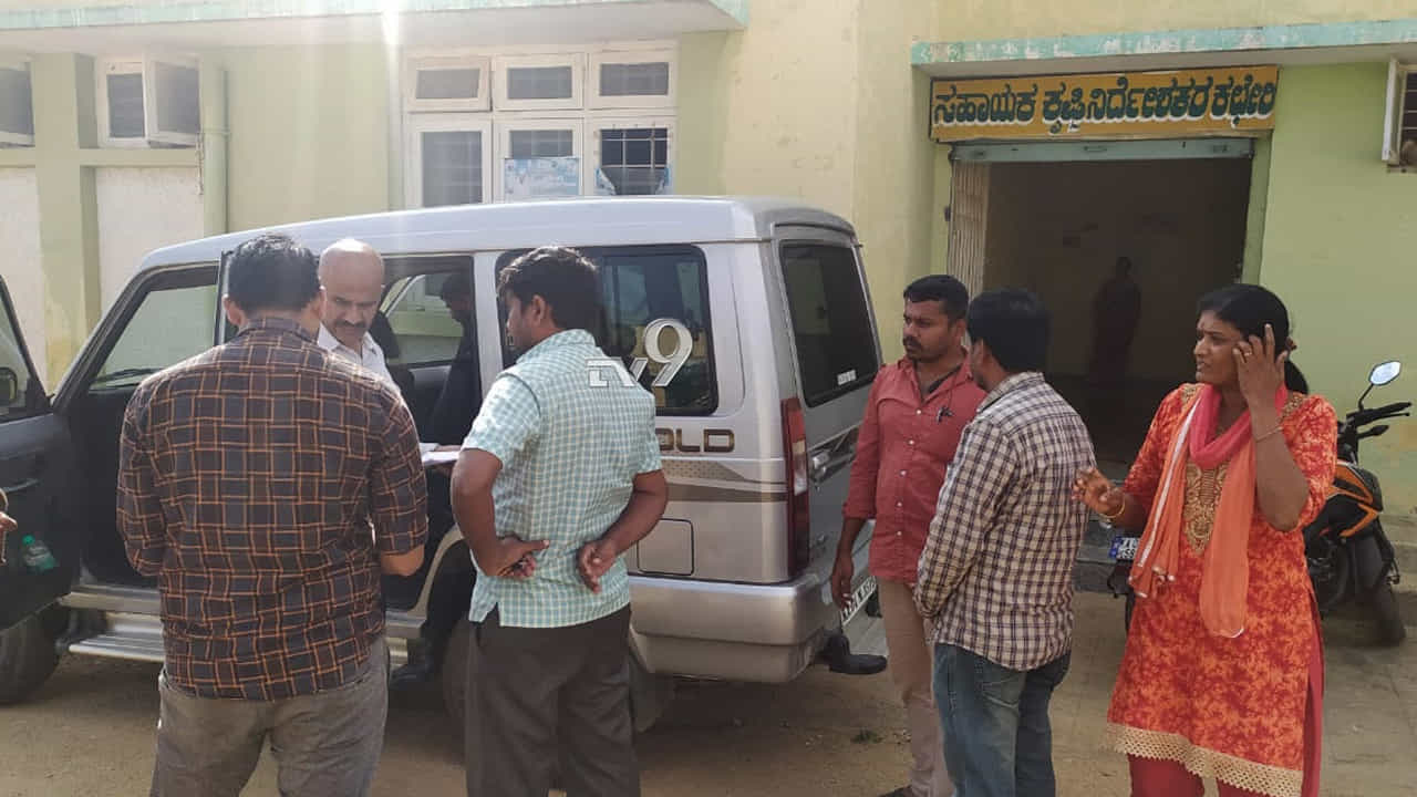ರೈತರ ಹಣ ಬಿಡುಗಡೆ ಮಾಡಲು ಲಂಚಕ್ಕೆ ಕೈಚಾಚಿದ್ದ ಅಧಿಕಾರಿ ಎಸಿಬಿ ಬಲೆಗೆ ರೈತರ ಹಣ ಬಿಡುಗಡೆ ಮಾಡಲು ಲಂಚಕ್ಕೆ ಕೈಚಾಚಿದ್ದ ಅಧಿಕಾರಿ ಎಸಿಬಿ ಬಲೆಗೆ