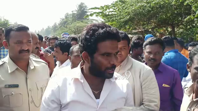 ಮತದಾನ ಮಾಡಲು ಬಂದ ಶಾಸಕರ ಜೊತೆ ಪೊಲೀಸರ ಅನುಚಿತ ವರ್ತನೆ? ಮತದಾನ ಮಾಡಲು ಬಂದ ಶಾಸಕರ ಜೊತೆ ಪೊಲೀಸರ ಅನುಚಿತ ವರ್ತನೆ?
