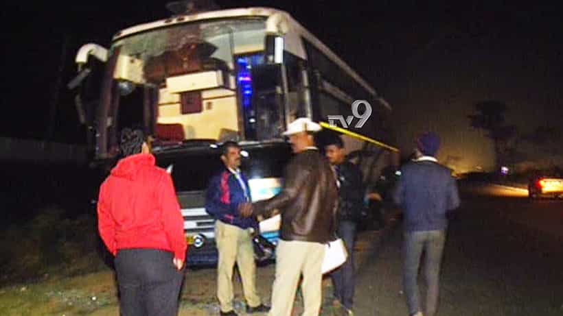 ಕ್ಯಾಂಟರ್ ಹಿಂದಿಕ್ಕಲು ಹೋಗಿ ಡಿವೈಡರ್ ಹಾರಿದ ಬಸ್