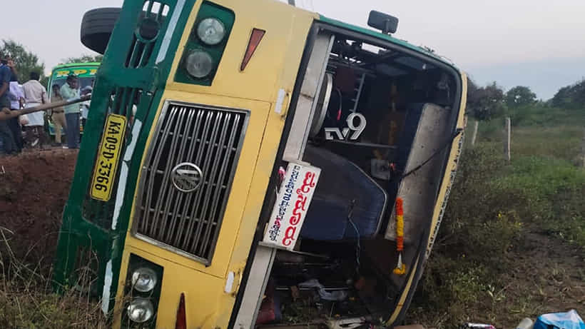 ನಿಯಂತ್ರಣ ತಪ್ಪಿ ಖಾಸಗಿ ಬಸ್ ಪಲ್ಟಿ, ತಪ್ಪಿದ ಭಾರಿ ದುರಂತ