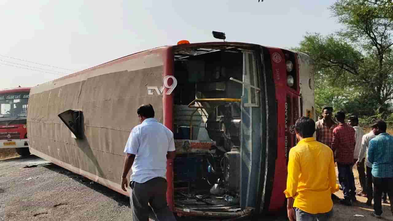 ಅಡ್ಡ ಬಂದ ಬೈಕ್ ತಪ್ಪಿಸಲು ಹೋಗಿ KSRTC ಬಸ್ ಪಲ್ಟಿ, ಪ್ರಯಾಣಿಕರಿಗೆ ಗಾಯ