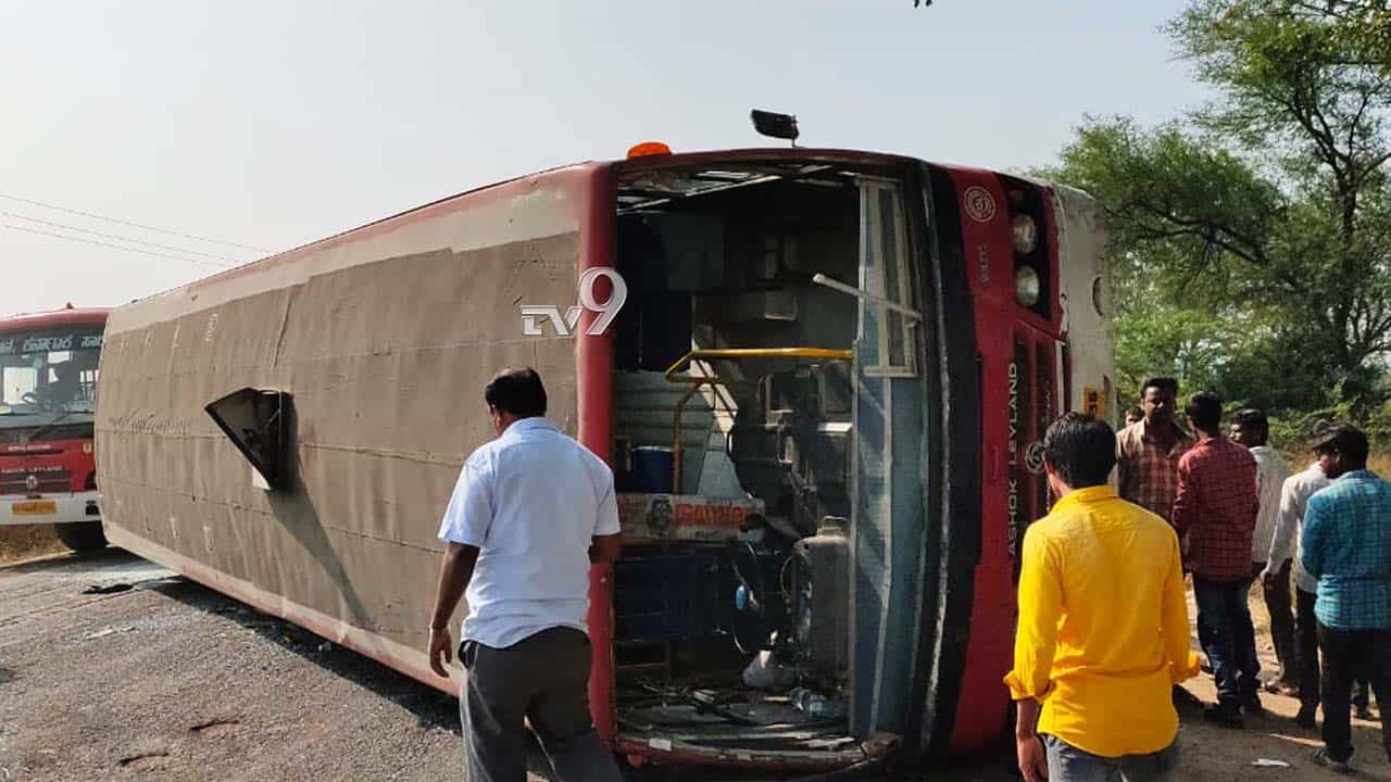 ಅಡ್ಡ ಬಂದ ಬೈಕ್ ತಪ್ಪಿಸಲು ಹೋಗಿ KSRTC ಬಸ್ ಪಲ್ಟಿ, ಪ್ರಯಾಣಿಕರಿಗೆ ಗಾಯ ಅಡ್ಡ ಬಂದ ಬೈಕ್ ತಪ್ಪಿಸಲು ಹೋಗಿ KSRTC ಬಸ್ ಪಲ್ಟಿ, ಪ್ರಯಾಣಿಕರಿಗೆ ಗಾಯ