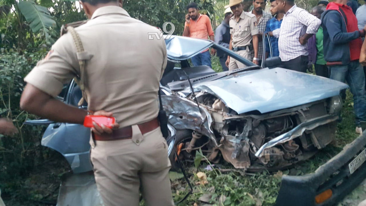 ಮರಕ್ಕೆ ಕಾರು ಡಿಕ್ಕಿ, ಇಬ್ಬರು ವಿದ್ಯಾರ್ಥಿಗಳು ಸ್ಥಳದಲ್ಲೇ ದುರ್ಮರಣ