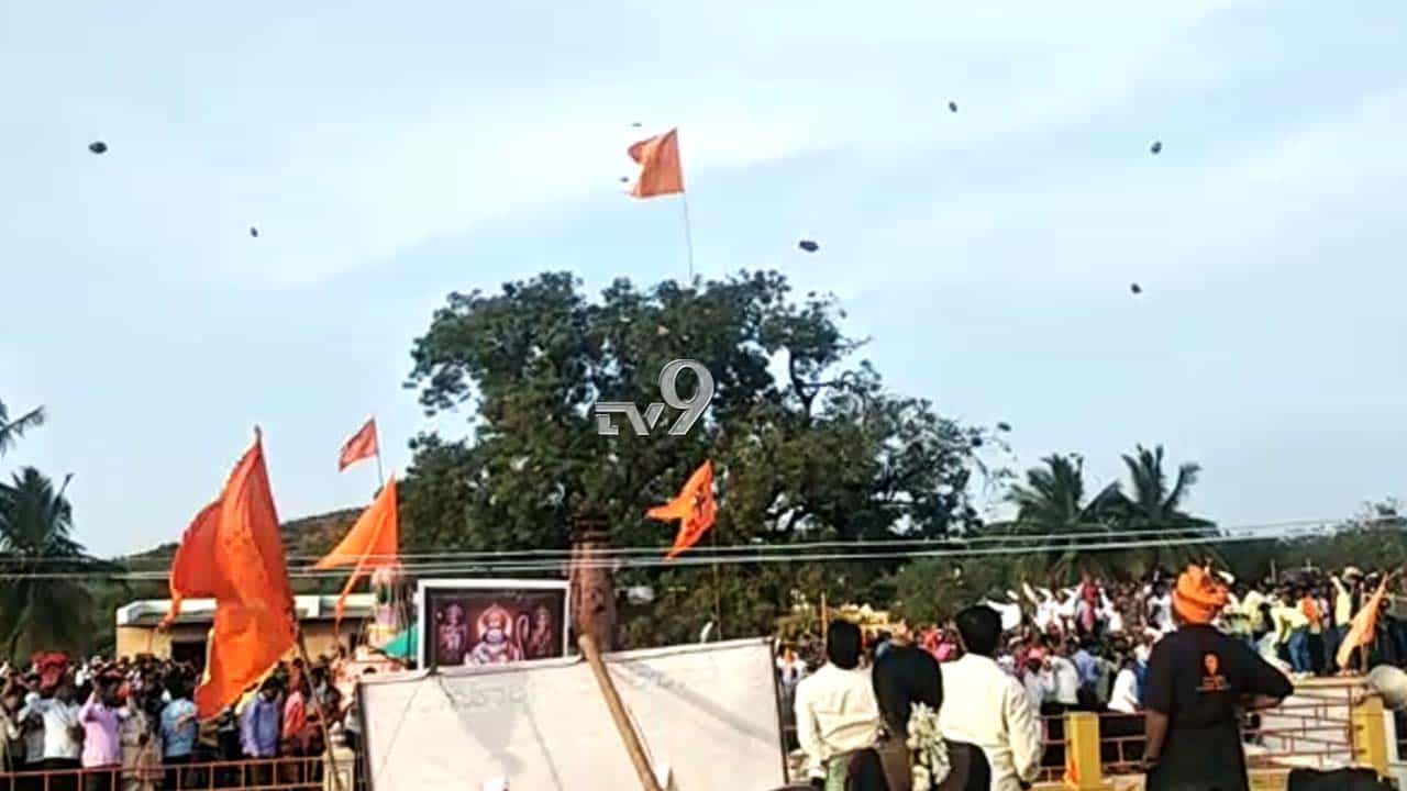 ಮಾರುತೇಶ್ವರನ ಜಾತ್ರೆಯಲ್ಲಿ ಮೂಟೆಗಟ್ಟಲೆ ತೆಂಗಿನಕಾಯಿ ತೂರಾಡಿ ಭಕ್ತರ ಸಂಭ್ರಮ ಮಾರುತೇಶ್ವರನ ಜಾತ್ರೆಯಲ್ಲಿ ಮೂಟೆಗಟ್ಟಲೆ ತೆಂಗಿನಕಾಯಿ ತೂರಾಡಿ ಭಕ್ತರ ಸಂಭ್ರಮ