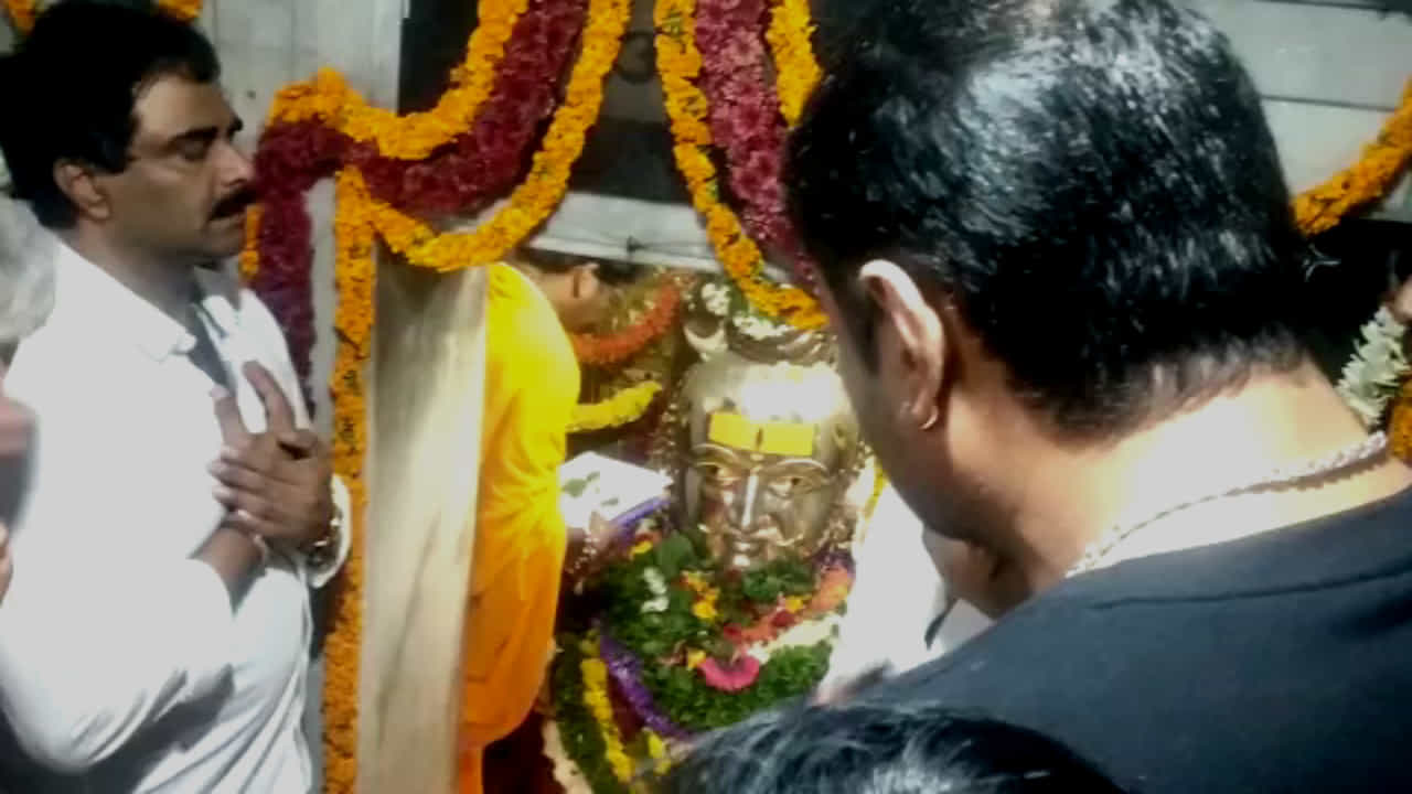 ದರ್ಶನ್ರಿಂದ ನೀಲಕಂಠೇಶ್ವರನಿಗೆ ಮೊದಲ ಪೂಜೆ, ಅಭಿಮಾನಿಗಳಿಂದ ಡಿ ಬಾಸ್ ಜಪ ದರ್ಶನ್ರಿಂದ ನೀಲಕಂಠೇಶ್ವರನಿಗೆ ಮೊದಲ ಪೂಜೆ, ಅಭಿಮಾನಿಗಳಿಂದ ಡಿ ಬಾಸ್ ಜಪ