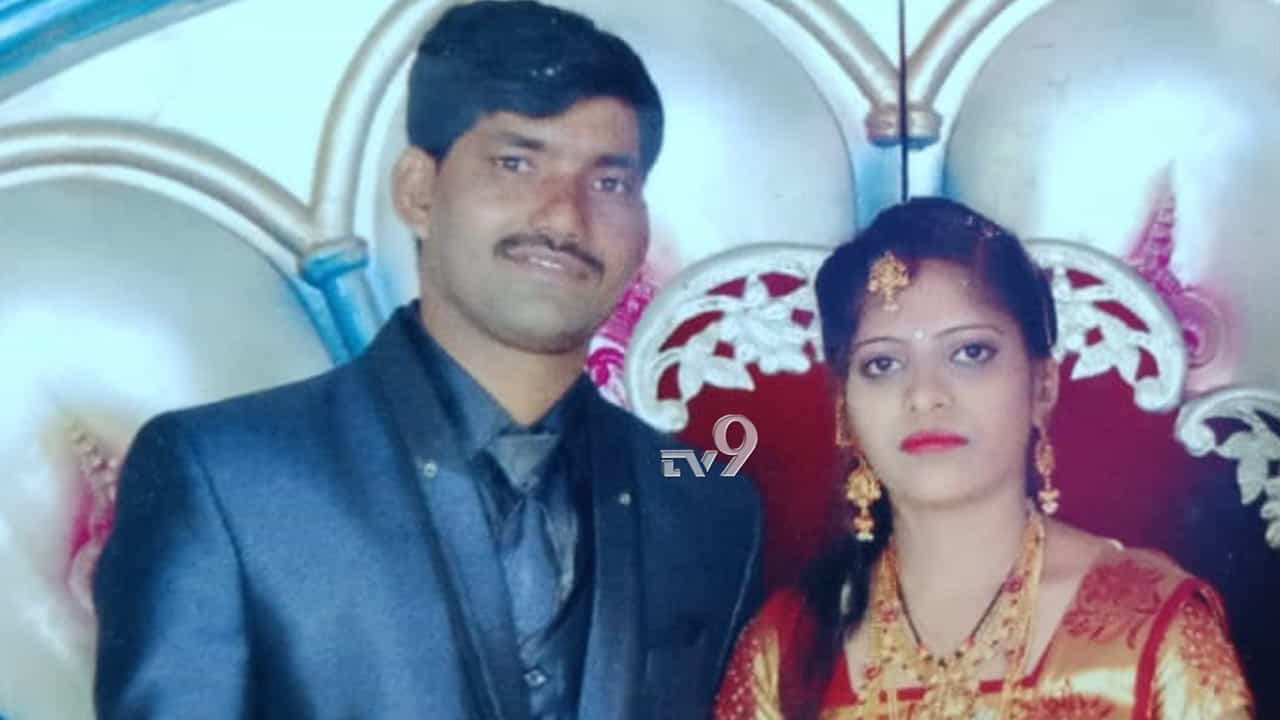 ನೇಣು ಬಿಗಿದ ಸ್ಥಿತಿಯಲ್ಲಿ ಗೃಹಿಣಿ ಮೃತದೇಹ ಪತ್ತೆ, ಪತಿ ವಿರುದ್ಧ ಕೊಲೆ ಆರೋಪ ನೇಣು ಬಿಗಿದ ಸ್ಥಿತಿಯಲ್ಲಿ ಗೃಹಿಣಿ ಮೃತದೇಹ ಪತ್ತೆ, ಪತಿ ವಿರುದ್ಧ ಕೊಲೆ ಆರೋಪ