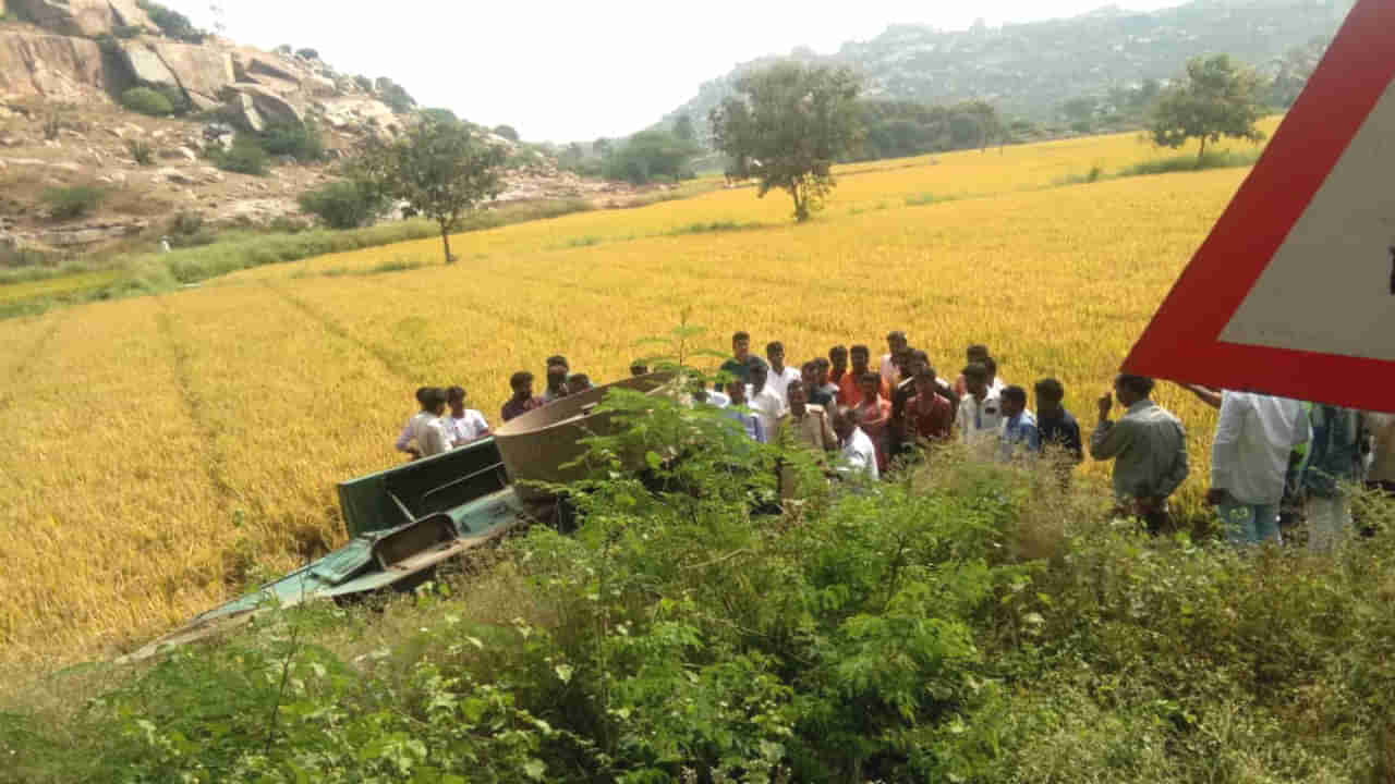 ರೋಡ್​​ ರೋಲರ್ ಚಲಾಯಿಸ್ತಾ, ಮೊಬೈಲ್​​ನಲ್ಲಿ ಮಾತಾಡ್ಕೊಂಡು ಹೋದ್ರೆ ಹೀಗೇ ಆಗೋದು!