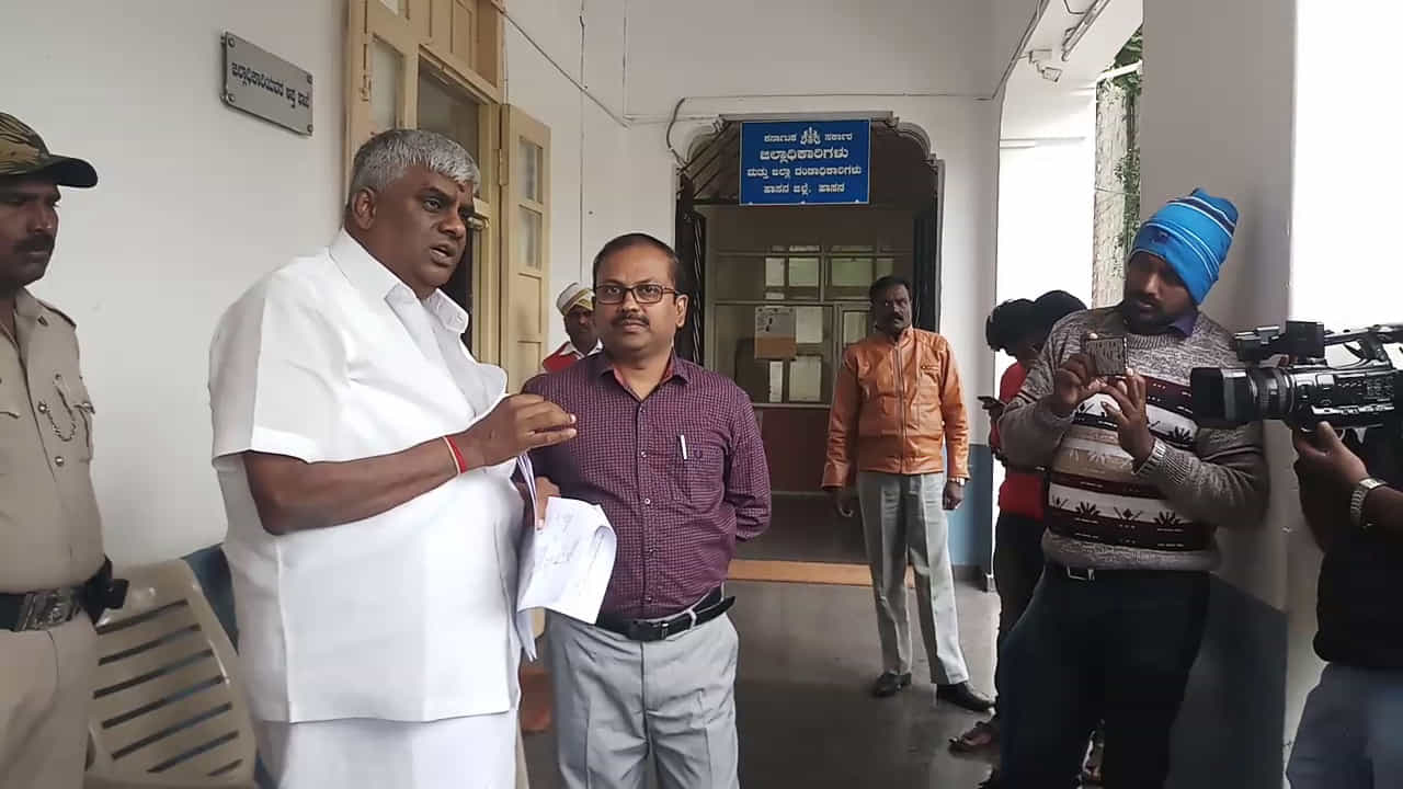 ನೋಡ್ರೀ DC, ಸಿಎಂ ಆಫೀಸಲ್ಲಿ ಸೈನ್ ಆದ್ರೆ ಬೆಳಿಗ್ಗೆಗೇ ಕಾಪಿ ತರಿಸ್ಕೊಳ್ತೀನಿ: ಇದು ರೇವಣ್ಣ ಕೆಪಾಸಿಟಿ!