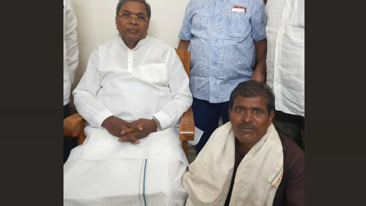 ಆಸ್ಪತ್ರೆಯಲ್ಲಿ ಸಿದ್ದು ಭೇಟಿಗೆ ಬಂದ ವಿಶೇಷ ವ್ಯಕ್ತಿ..! ಯಾರದು? ಆತನ ಬಗ್ಗೆ ಸಿದ್ದರಾಮಯ್ಯ ಹೇಳಿದ್ದೇನು? ಆಸ್ಪತ್ರೆಯಲ್ಲಿ ಸಿದ್ದು ಭೇಟಿಗೆ ಬಂದ ವಿಶೇಷ ವ್ಯಕ್ತಿ..! ಯಾರದು? ಆತನ ಬಗ್ಗೆ ಸಿದ್ದರಾಮಯ್ಯ ಹೇಳಿದ್ದೇನು?