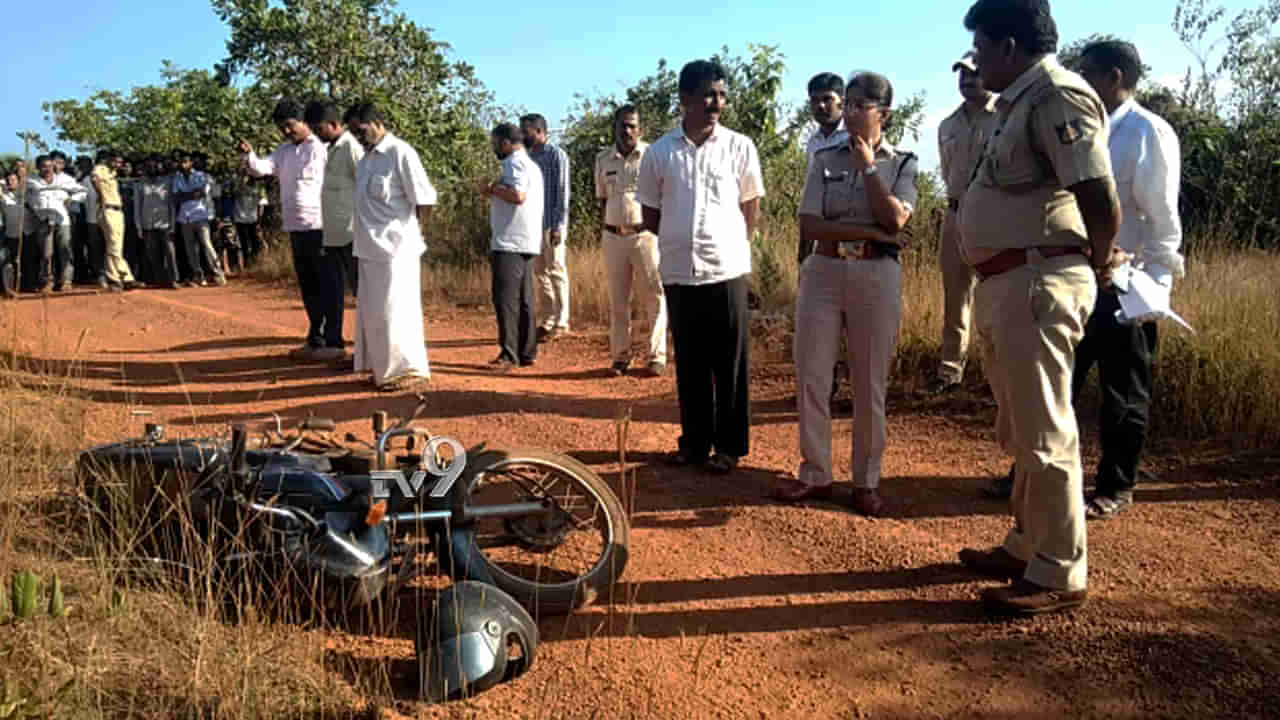 ಹಾಡಹಗಲೇ ನಡುರಸ್ತೆಯಲ್ಲಿ ಮಾರಕಾಸ್ತ್ರಗಳಿಂದ ಕೊಚ್ಚಿ ವ್ಯಕ್ತಿಯ ಹತ್ಯೆ