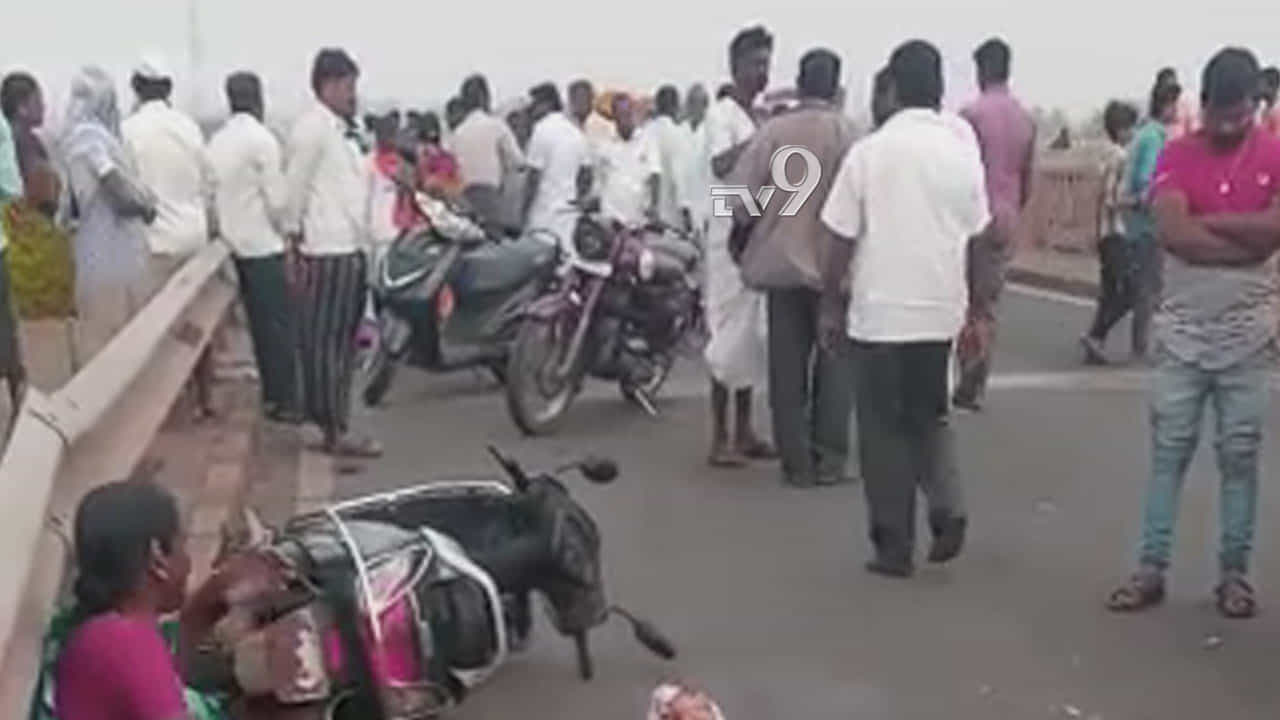 ಲಾರಿ ಡಿಕ್ಕಿ: ಕೂಡಲಸಂಗಮಕ್ಕೆ ತೆರಳುತ್ತಿದ್ದ ಬಾಲಕರಿಬ್ಬರ ದುರ್ಮರಣ ಲಾರಿ ಡಿಕ್ಕಿ: ಕೂಡಲಸಂಗಮಕ್ಕೆ ತೆರಳುತ್ತಿದ್ದ ಬಾಲಕರಿಬ್ಬರ ದುರ್ಮರಣ