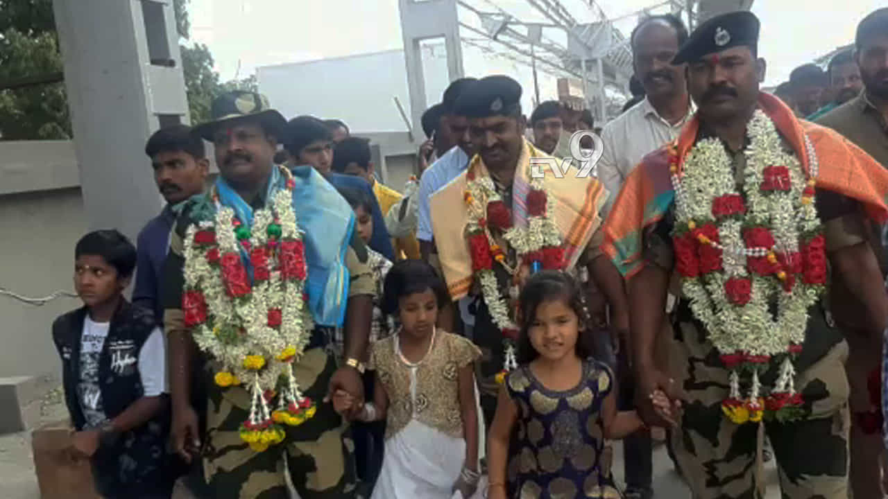 ಗಡಿಯಲ್ಲಿ ದೇಶ ಸೇವೆ ಸಲ್ಲಿಸಿ ಬಂದ ಯೋಧರಿಗೆ ಅದ್ಧೂರಿ ಸ್ವಾಗತ ಗಡಿಯಲ್ಲಿ ದೇಶ ಸೇವೆ ಸಲ್ಲಿಸಿ ಬಂದ ಯೋಧರಿಗೆ ಅದ್ಧೂರಿ ಸ್ವಾಗತ