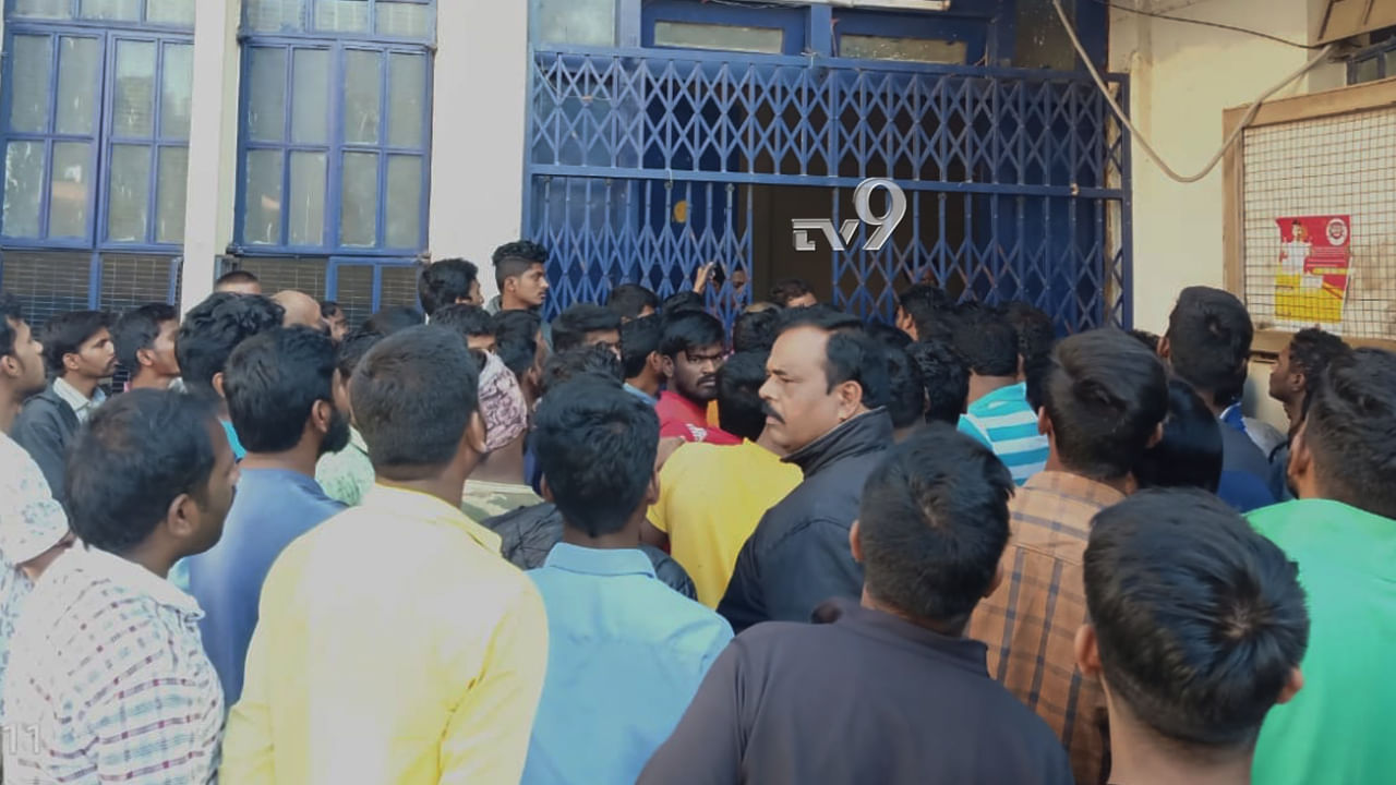 ಬೆಂವಿವಿ ಕರ್ಮಕಾಂಡ: ವ್ಯಾಸಂಗ ಮುಗಿದರೂ ಹಾಸ್ಟೆಲ್ನಲ್ಲೇ ಉಳಿದವರಿಂದ ಬರ್ತ್ಡೇ ದಾಂಧಲೆ ಬೆಂವಿವಿ ಕರ್ಮಕಾಂಡ: ವ್ಯಾಸಂಗ ಮುಗಿದರೂ ಹಾಸ್ಟೆಲ್ನಲ್ಲೇ ಉಳಿದವರಿಂದ ಬರ್ತ್ಡೇ ದಾಂಧಲೆ