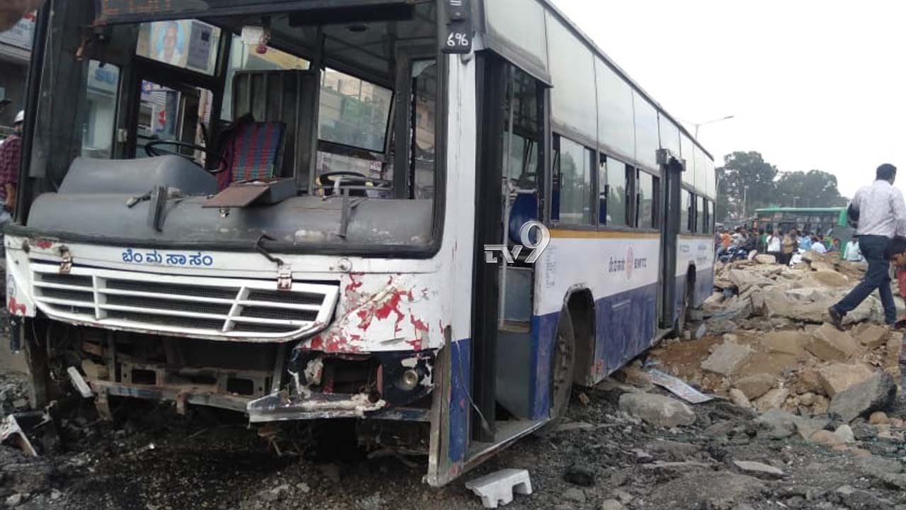 ಕೊಟ್ಟಿಗೆಪಾಳ್ಯ ಸಿಗ್ನಲ್ ಬಳಿ ಕಿಲ್ಲರ್ BMTC ಬಸ್ ಡಿಕ್ಕಿ: ಇಬ್ಬರ ಸಾವು ಕೊಟ್ಟಿಗೆಪಾಳ್ಯ ಸಿಗ್ನಲ್ ಬಳಿ ಕಿಲ್ಲರ್ BMTC ಬಸ್ ಡಿಕ್ಕಿ: ಇಬ್ಬರ ಸಾವು