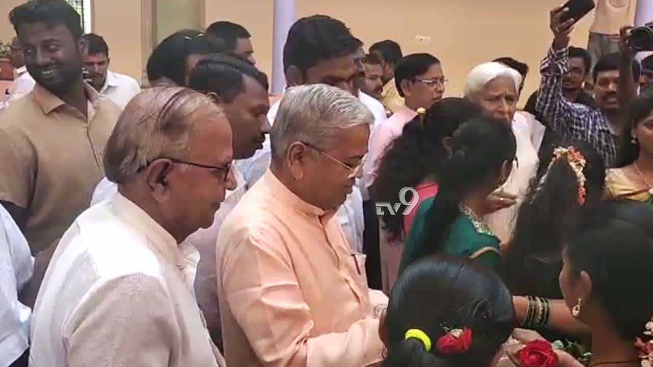ಸಮಸ್ಯೆ ಆಲಿಸದ ಡಿಸಿಎಂ ಕಾರಜೋಳ ವಿರುದ್ಧ ವಿದ್ಯಾರ್ಥಿನಿಯರ ಕಿಡಿ ಸಮಸ್ಯೆ ಆಲಿಸದ ಡಿಸಿಎಂ ಕಾರಜೋಳ ವಿರುದ್ಧ ವಿದ್ಯಾರ್ಥಿನಿಯರ ಕಿಡಿ
