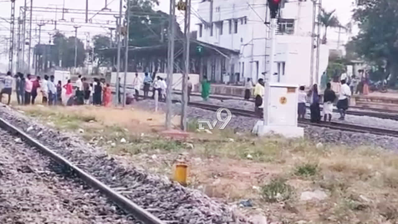ಹಳಿ ದಾಟುತ್ತಿದ್ದ ವೇಳೆ ರೈಲು ಡಿಕ್ಕಿ, ಯುವಕ ದುರ್ಮರಣ ಹಳಿ ದಾಟುತ್ತಿದ್ದ ವೇಳೆ ರೈಲು ಡಿಕ್ಕಿ, ಯುವಕ ದುರ್ಮರಣ