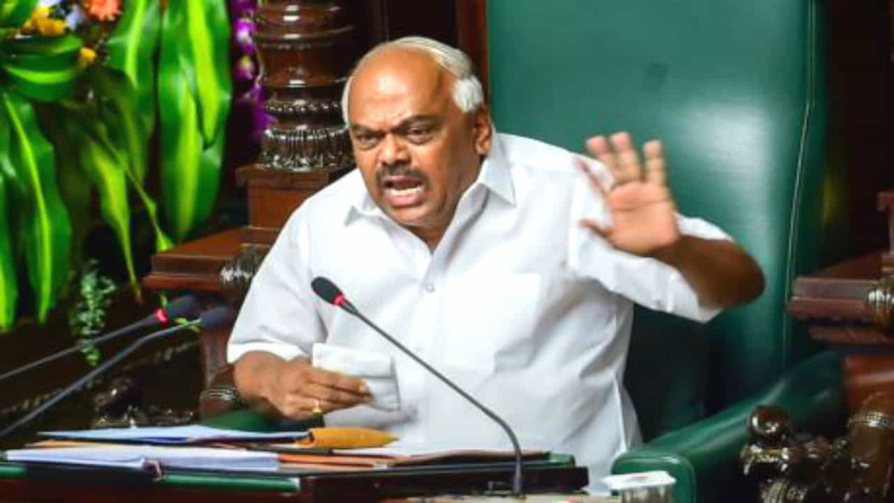 ‘ವಿಧಾನಸೌಧದಲ್ಲಿ ಸಾಚಾ ಅಂತೀಯ! ನೋಡಿದ್ರೆ ಸರ್ಕಾರಿ ಜಮೀನೇ ನುಂಗಿದ್ದೀಯ!?’ ‘ವಿಧಾನಸೌಧದಲ್ಲಿ ಸಾಚಾ ಅಂತೀಯ! ನೋಡಿದ್ರೆ ಸರ್ಕಾರಿ ಜಮೀನೇ ನುಂಗಿದ್ದೀಯ!?’