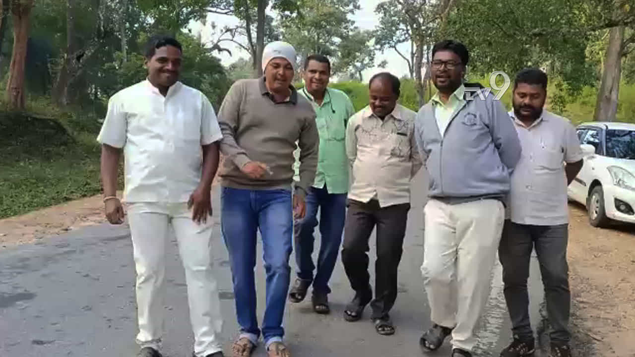 ಮದ್ಯದ ಅಮಲಿನಲ್ಲಿ ರಸ್ತೆ ಮಧ್ಯೆ ಶಾಸಕರ ಬೆಂಬಲಿಗರ ಪುಂಡಾಟ! ಮದ್ಯದ ಅಮಲಿನಲ್ಲಿ ರಸ್ತೆ ಮಧ್ಯೆ ಶಾಸಕರ ಬೆಂಬಲಿಗರ ಪುಂಡಾಟ!