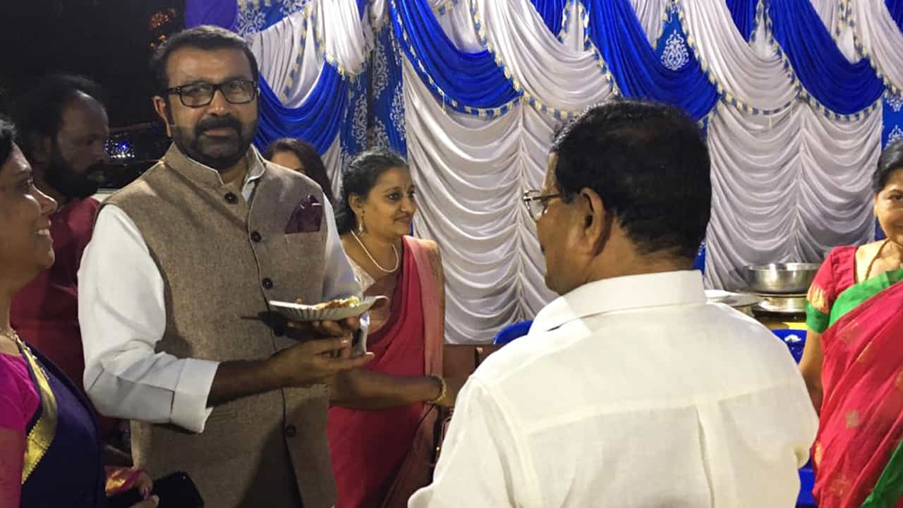 ಆರ್ಕೆಸ್ಟ್ರಾ ಪ್ರೋಗ್ರಾಂನಲ್ಲಿ ನಿಗೂಢ ಸ್ಫೋಟ, ಶಾಸಕ ಹ್ಯಾರಿಸ್ ಸೇರಿ ನಾಲ್ವರಿಗೆ ಗಾಯ ಆರ್ಕೆಸ್ಟ್ರಾ ಪ್ರೋಗ್ರಾಂನಲ್ಲಿ ನಿಗೂಢ ಸ್ಫೋಟ, ಶಾಸಕ ಹ್ಯಾರಿಸ್ ಸೇರಿ ನಾಲ್ವರಿಗೆ ಗಾಯ