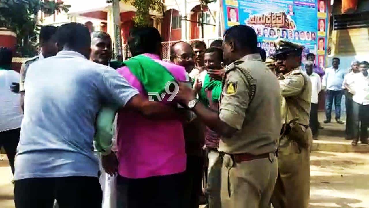 ಮೋದಿ ವಿರುದ್ಧ ಗೋ ಬ್ಯಾಕ್ ಘೋಷಣೆ, ತುಮಕೂರು ರೈತರಿಂದ ಪ್ರತಿಭಟನೆ ಮೋದಿ ವಿರುದ್ಧ ಗೋ ಬ್ಯಾಕ್ ಘೋಷಣೆ, ತುಮಕೂರು ರೈತರಿಂದ ಪ್ರತಿಭಟನೆ