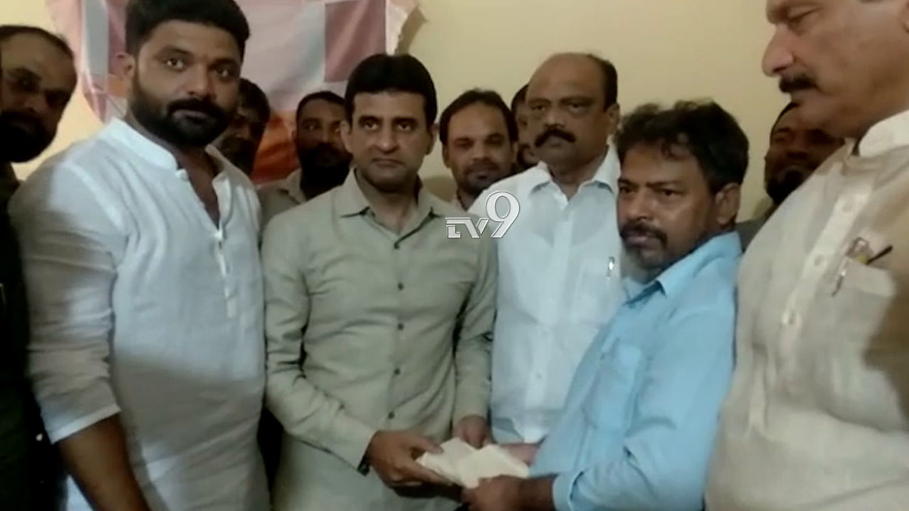 ಮಂಗಳೂರು ಸಂತ್ರಸ್ತರಿಗೆ 2.5 ಲಕ್ಷ ಕ್ಯಾಶ್ ನೀಡಿದ ರಿಜ್ವಾನ್ ಮಂಗಳೂರು ಸಂತ್ರಸ್ತರಿಗೆ 2.5 ಲಕ್ಷ ಕ್ಯಾಶ್ ನೀಡಿದ ರಿಜ್ವಾನ್