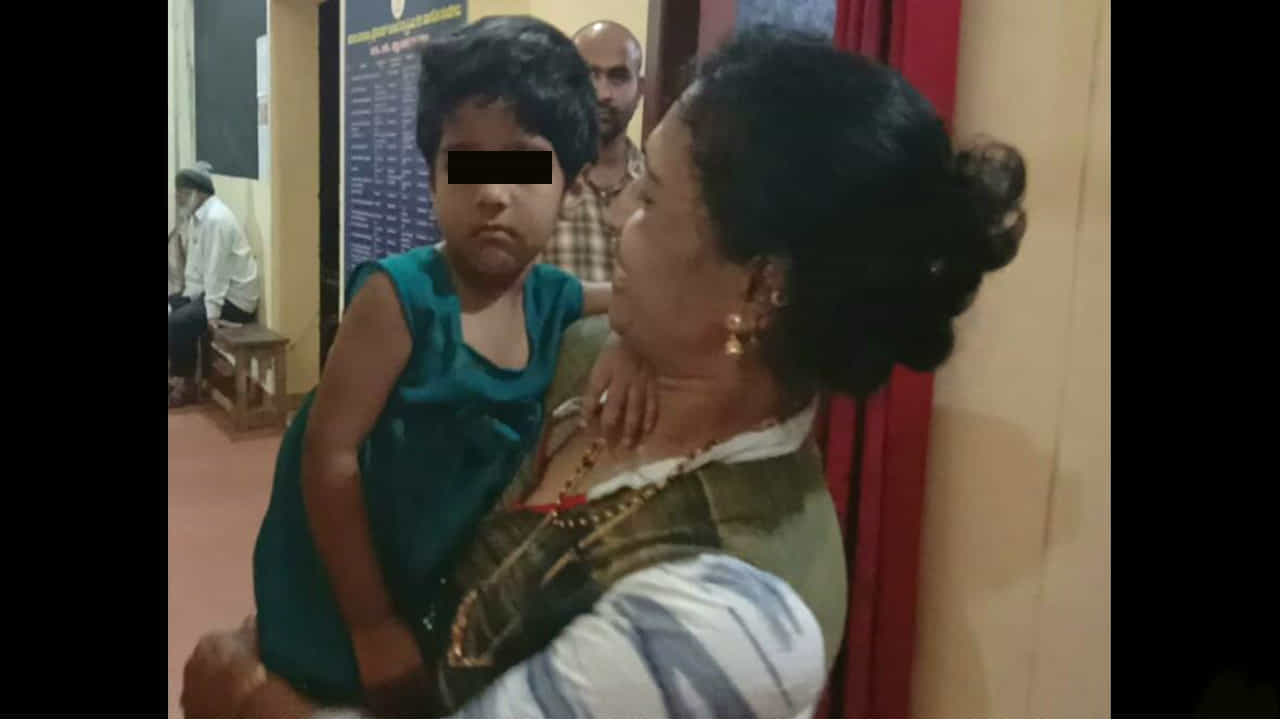 ಆಗುಂಬೆ ಘಾಟ್ ಬಳಿ ರಾತ್ರಿ ವೇಳೆ.. ಚಲಿಸುವ ಕಾರ್ನಿಂದ ಬಿದ್ದ 5 ವರ್ಷದ ಮಗು! ಆಗುಂಬೆ ಘಾಟ್ ಬಳಿ ರಾತ್ರಿ ವೇಳೆ.. ಚಲಿಸುವ ಕಾರ್ನಿಂದ ಬಿದ್ದ 5 ವರ್ಷದ ಮಗು!