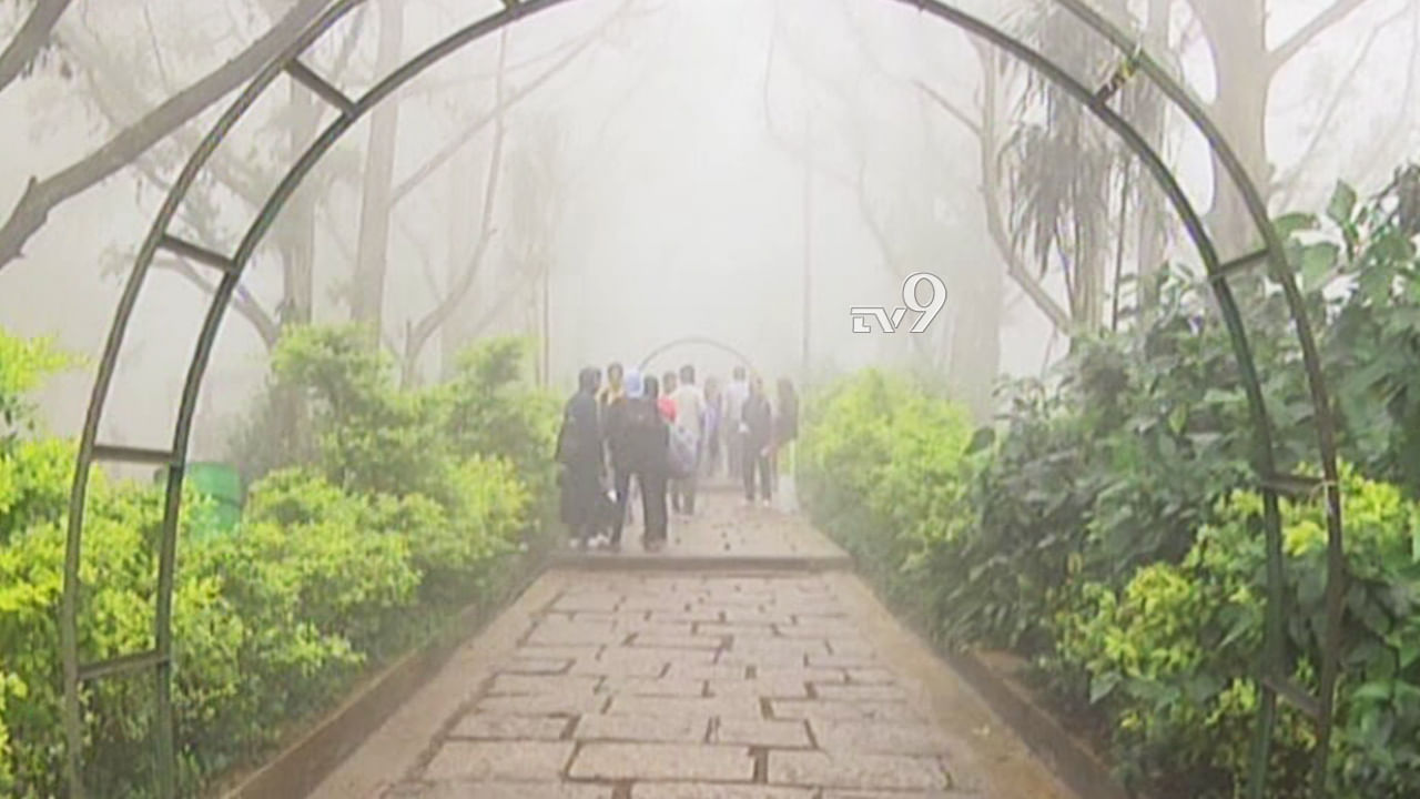 ಮೋಡದ ಮರೆಯಲ್ಲಿ ಮೋಜಿನಲ್ಲಿದ್ದವರಿಗೆ ಶಾಕ್, ನಂದಿ ಬೆಟ್ಟಕ್ಕೆ ವಾಹನ ಸಂಚಾರಕ್ಕೆ ಬ್ರೇಕ್ ಮೋಡದ ಮರೆಯಲ್ಲಿ ಮೋಜಿನಲ್ಲಿದ್ದವರಿಗೆ ಶಾಕ್, ನಂದಿ ಬೆಟ್ಟಕ್ಕೆ ವಾಹನ ಸಂಚಾರಕ್ಕೆ ಬ್ರೇಕ್