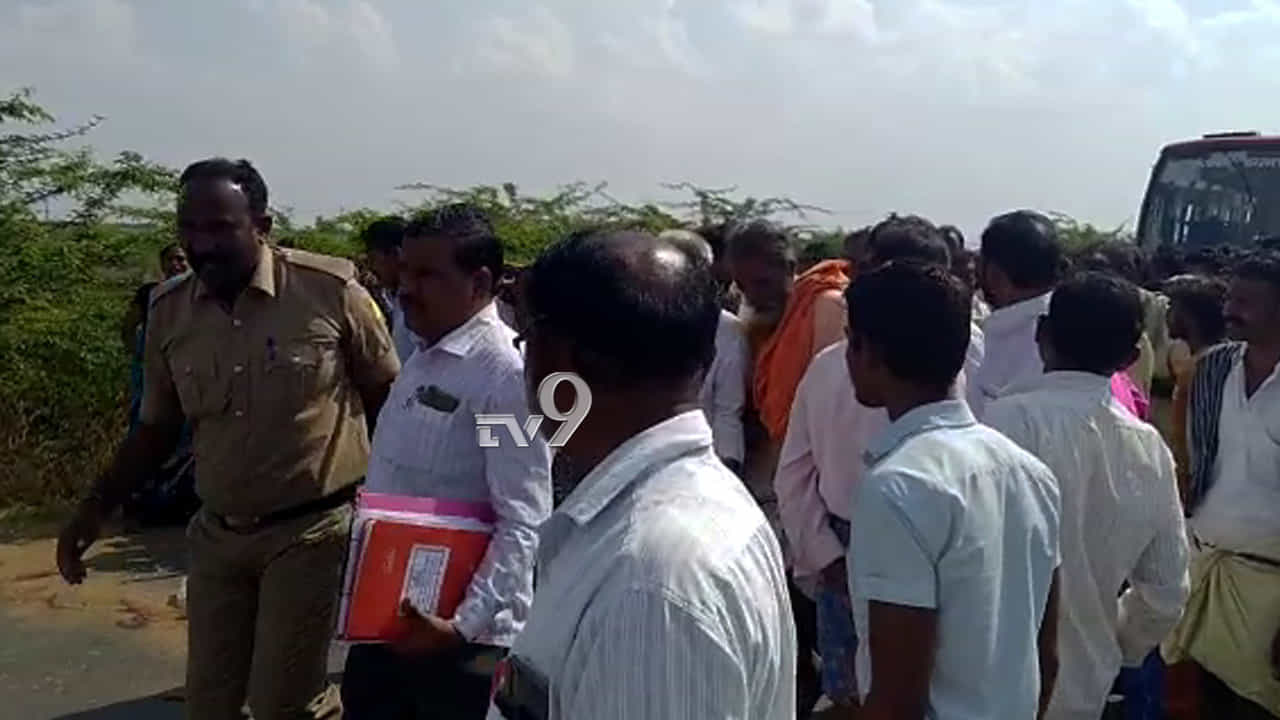 ಬೈಕ್-ಕಾರು ಮುಖಾಮುಖಿ: ಇಬ್ಬರು ಸವಾರರು ದುರ್ಮರಣ ಬೈಕ್-ಕಾರು ಮುಖಾಮುಖಿ: ಇಬ್ಬರು ಸವಾರರು ದುರ್ಮರಣ