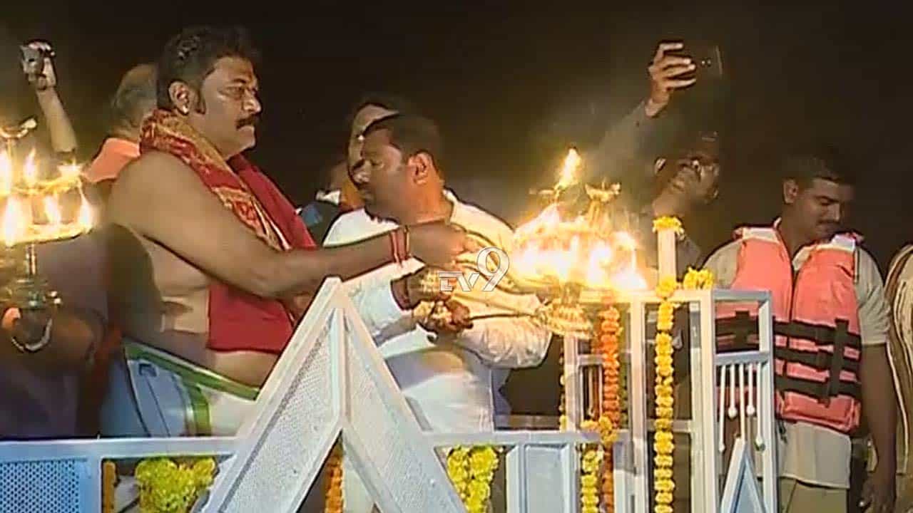 ಗತಕಾಲದ ಇತಿಹಾಸದ ವಿಜಯನಗರ ಸಾಮ್ರಾಜ್ಯದಲ್ಲಿ ಹಂಪಿ ಉತ್ಸವ, ತುಂಗಭದ್ರೆಗೆ ದೀಪಾರತಿ ಗತಕಾಲದ ಇತಿಹಾಸದ ವಿಜಯನಗರ ಸಾಮ್ರಾಜ್ಯದಲ್ಲಿ ಹಂಪಿ ಉತ್ಸವ, ತುಂಗಭದ್ರೆಗೆ ದೀಪಾರತಿ