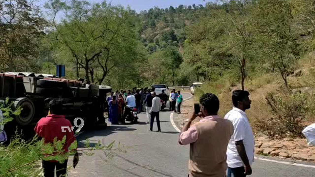 ದೇವರ ಕಾರ್ಯ ಮುಗಿಸಿ ವಾಪಸ್ ಬರುವಾಗ ಕ್ಯಾಂಟರ್​ ಪಲ್ಟಿ, 30 ಮಂದಿಗೆ ಗಾಯ