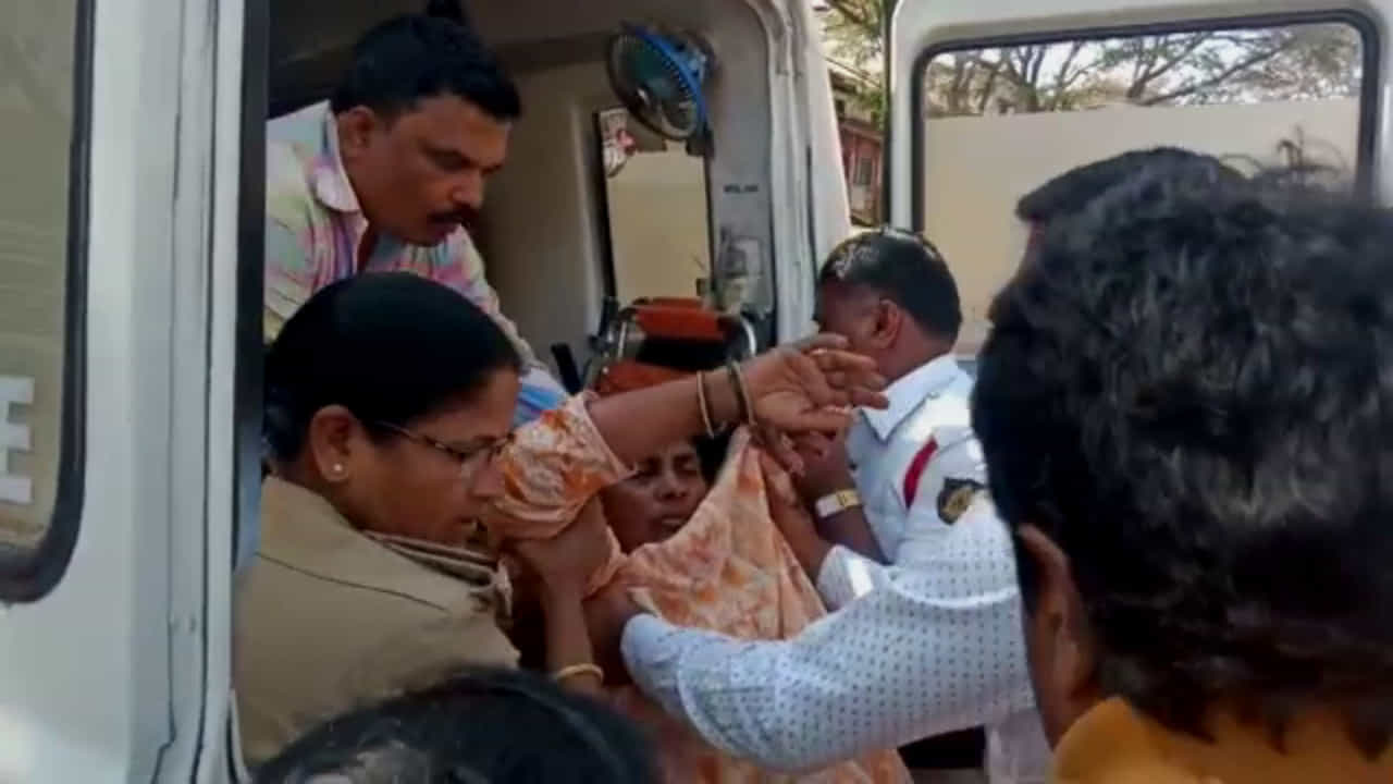ಕಾರು ಲಾಕ್ ಮಾಡ್ಕೊಂಡು ಇಡೀ ರಾತ್ರಿ ಮಲಗಿದ್ದ ಬೆಳಗಾವಿ ಮಹಿಳೆ! ಮುಂದೇನಾಯ್ತು? ಕಾರು ಲಾಕ್ ಮಾಡ್ಕೊಂಡು ಇಡೀ ರಾತ್ರಿ ಮಲಗಿದ್ದ ಬೆಳಗಾವಿ ಮಹಿಳೆ! ಮುಂದೇನಾಯ್ತು?