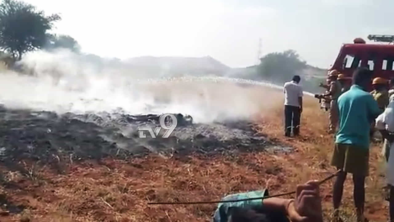 ಬಣವೆಗೆ ತಗುಲಿದ್ದ ಬೆಂಕಿ ನಂದಿಸಲು ಹೋದ ರೈತ ಅದೇ ಬೆಂಕಿಯಲ್ಲಿ ಸುಟ್ಟು ಭಸ್ಮ ಬಣವೆಗೆ ತಗುಲಿದ್ದ ಬೆಂಕಿ ನಂದಿಸಲು ಹೋದ ರೈತ ಅದೇ ಬೆಂಕಿಯಲ್ಲಿ ಸುಟ್ಟು ಭಸ್ಮ