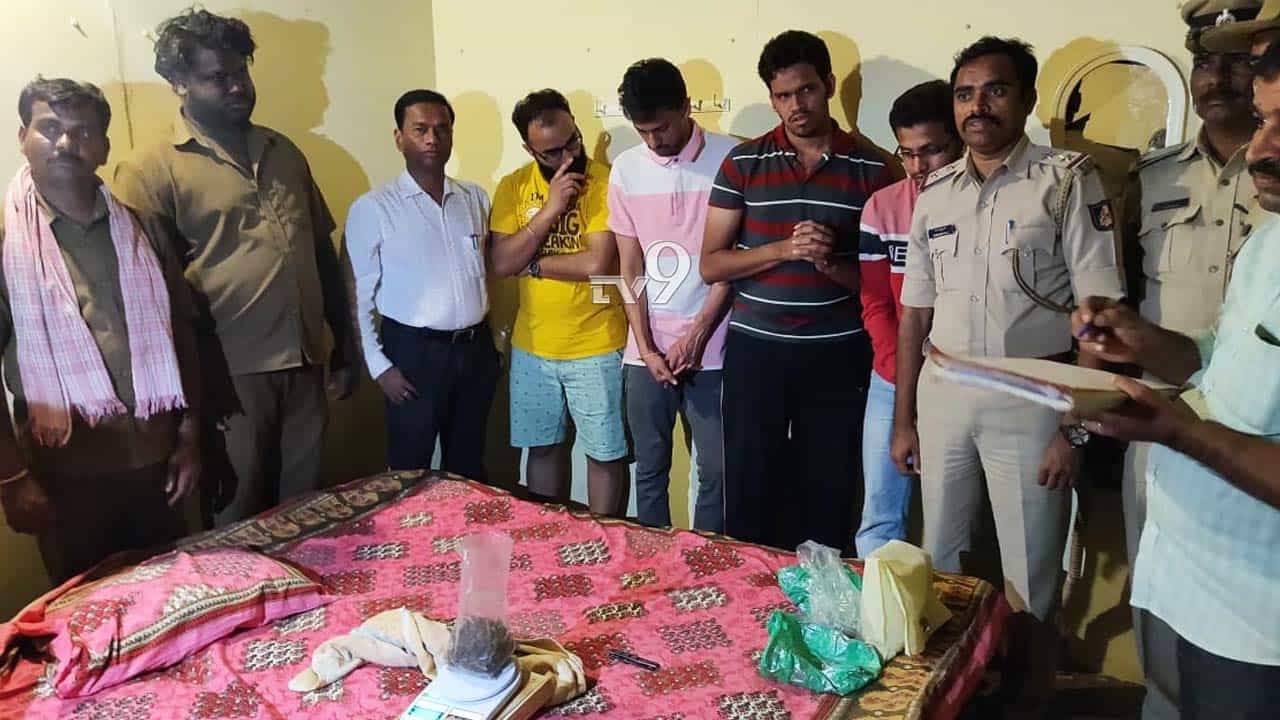 ಗಾಂಜಾ ಮಾರಾಟ ಮಾಡಲು ಬಂದಿದ್ದ ನಾಲ್ವರು ಪೊಲೀಸ್ ವಶ ಗಾಂಜಾ ಮಾರಾಟ ಮಾಡಲು ಬಂದಿದ್ದ ನಾಲ್ವರು ಪೊಲೀಸ್ ವಶ