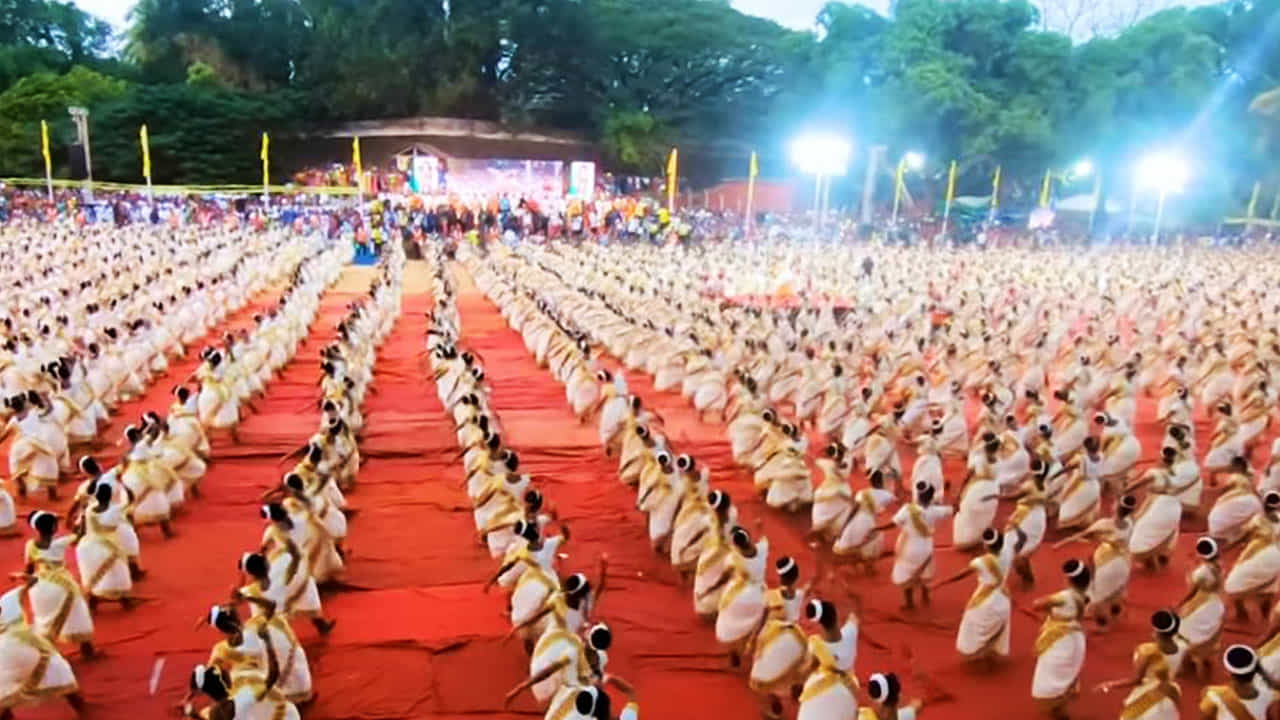 ಗಿನ್ನೆಸ್ ಬುಕ್ ಸೇರಿದ 6000 ನರ್ತಕಿಯರ ಮೆಗಾ ಮೋಹಿನಿಯಟ್ಟಂ ಪ್ರದರ್ಶನ ಗಿನ್ನೆಸ್ ಬುಕ್ ಸೇರಿದ 6000 ನರ್ತಕಿಯರ ಮೆಗಾ ಮೋಹಿನಿಯಟ್ಟಂ ಪ್ರದರ್ಶನ