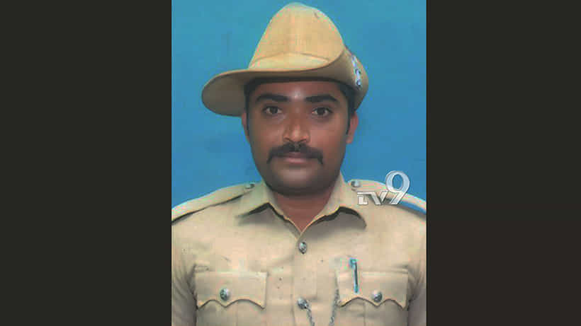 ನಿಯಂತ್ರಣ ತಪ್ಪಿ ಬೈಕ್ ಪಲ್ಟಿ, ಪೊಲೀಸ್ ಪೇದೆ ಸಾವು