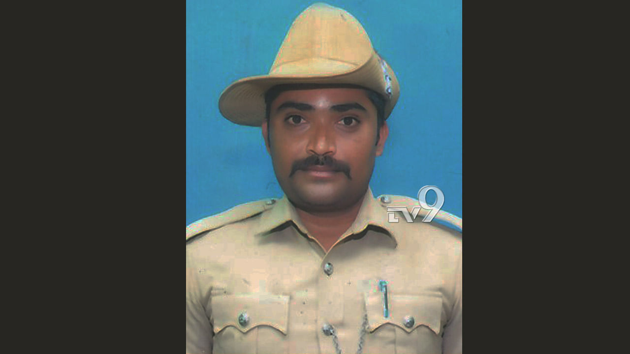 ನಿಯಂತ್ರಣ ತಪ್ಪಿ ಬೈಕ್ ಪಲ್ಟಿ, ಪೊಲೀಸ್ ಪೇದೆ ಸಾವು