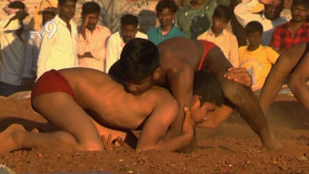 ಬಯಲು ಕುಸ್ತಿಯಲ್ಲಿ ಜಗಜಟ್ಟಿಗಳ ಕಾಳಗ: ಪೈಲ್ವಾನ್​ಗಳ ಖದರ್​ಗೆ ಜನತೆ ಫಿದಾ!