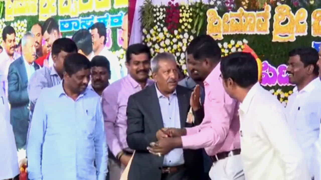 ಭೈರತಿ ನಾಳೆಯೇ ಮಂತ್ರಿ, ಆದ್ರೆ ಇದೇನಿದು KR Puram ಇನ್ಸ್ಪೆಕ್ಟರ್ ಅಸಹ್ಯ! ಭೈರತಿ ನಾಳೆಯೇ ಮಂತ್ರಿ, ಆದ್ರೆ ಇದೇನಿದು KR Puram ಇನ್ಸ್ಪೆಕ್ಟರ್ ಅಸಹ್ಯ!