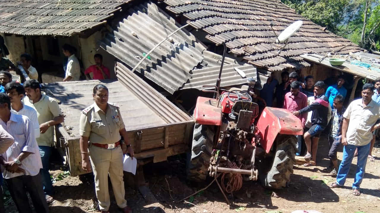 ಇಳಿಜಾರಿನಲ್ಲಿದ್ದ ಮನೆಗೆ ಟ್ರ್ಯಾಕ್ಟರ್ ಡಿಕ್ಕಿ: ಚಾಲಕ ಸೇರಿ ಇಬ್ಬರು ದುರ್ಮರಣ ಇಳಿಜಾರಿನಲ್ಲಿದ್ದ ಮನೆಗೆ ಟ್ರ್ಯಾಕ್ಟರ್ ಡಿಕ್ಕಿ: ಚಾಲಕ ಸೇರಿ ಇಬ್ಬರು ದುರ್ಮರಣ