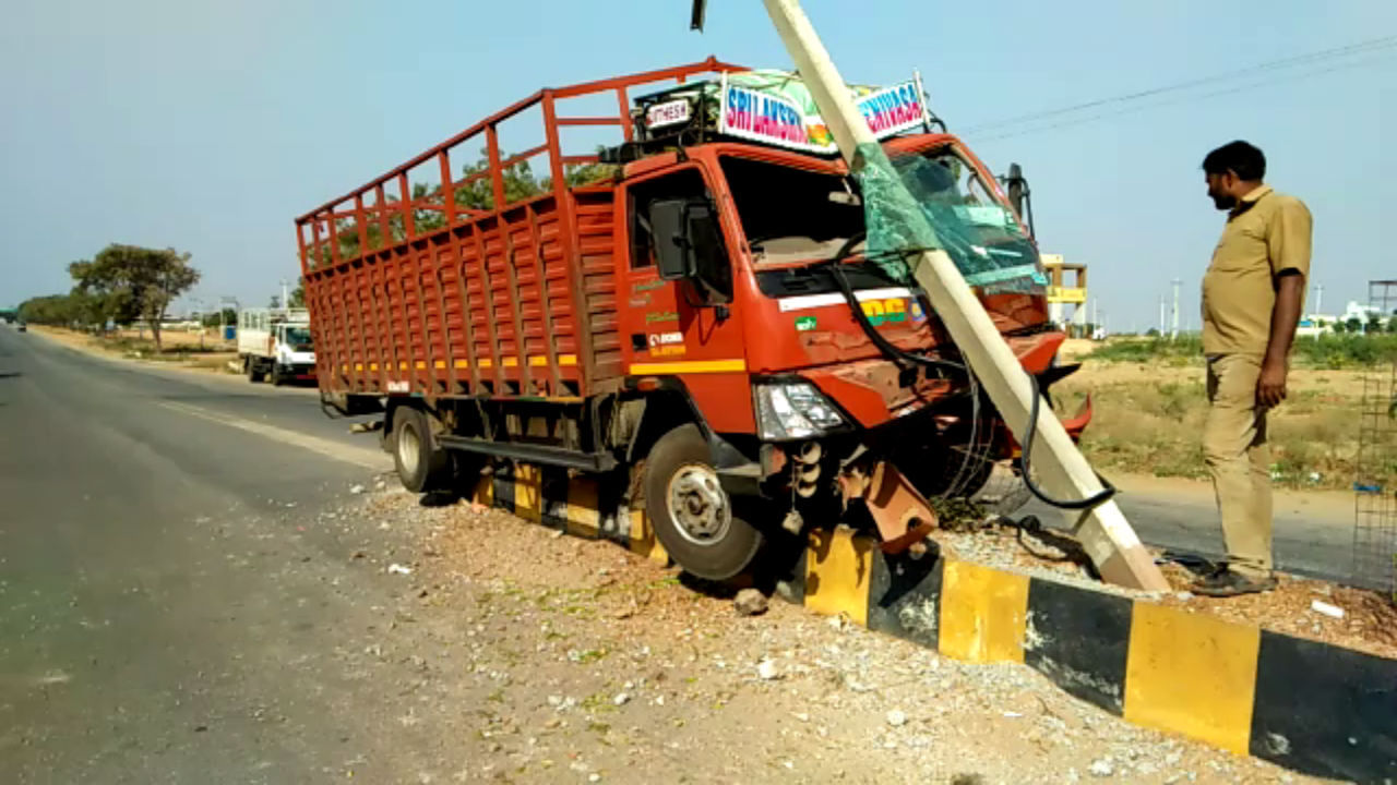 ಬೆಸ್ಕಾಂ ಕಚೇರಿ ಎದುರೇ ಡಿವೈಡರ್ ವಿದ್ಯುತ್ ಕಂಬಕ್ಕೆ ಟ್ರಕ್ ಡಿಕ್ಕಿ