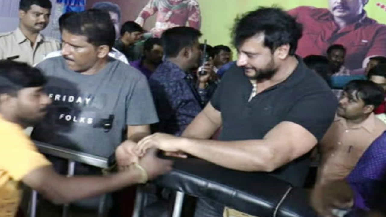 ದರ್ಶನ್ ಬರ್ತ್ಡೆ: ಅಭಿಮಾನಿಗಳ ವಿರುದ್ಧ ಸಾರ್ವಜನಿಕರ ಆಕ್ರೋಶ ದರ್ಶನ್ ಬರ್ತ್ಡೆ: ಅಭಿಮಾನಿಗಳ ವಿರುದ್ಧ ಸಾರ್ವಜನಿಕರ ಆಕ್ರೋಶ