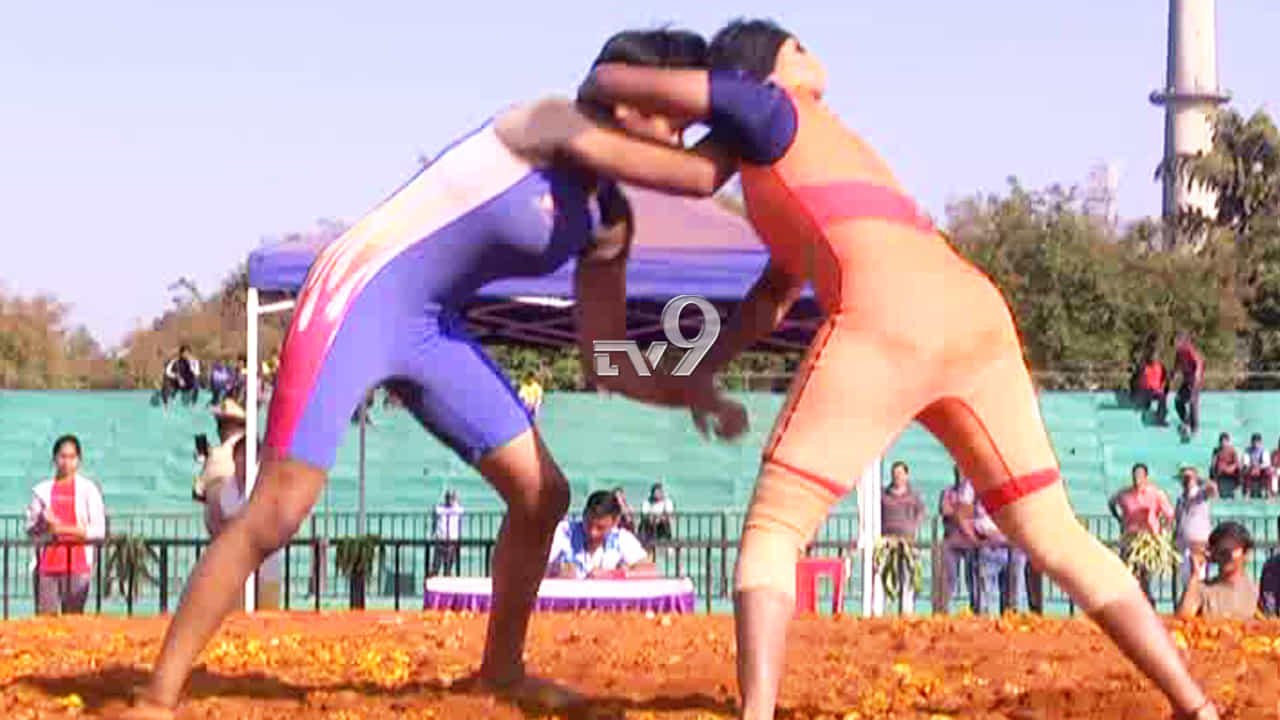 ಪೇಡಾ ನಗರದಲ್ಲಿ ಸ್ತ್ರೀಯರ ಭುಜಬಲದ ಪರಾಕ್ರಮ, ಅಖಾಡದಲ್ಲಿ ಮಹಿಳಾಮಣಿಗಳ ಪಟ್ಟು ಪೇಡಾ ನಗರದಲ್ಲಿ ಸ್ತ್ರೀಯರ ಭುಜಬಲದ ಪರಾಕ್ರಮ, ಅಖಾಡದಲ್ಲಿ ಮಹಿಳಾಮಣಿಗಳ ಪಟ್ಟು